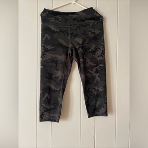 Zyia Active leggings size 12 Womens Athletic Camo Workout capri